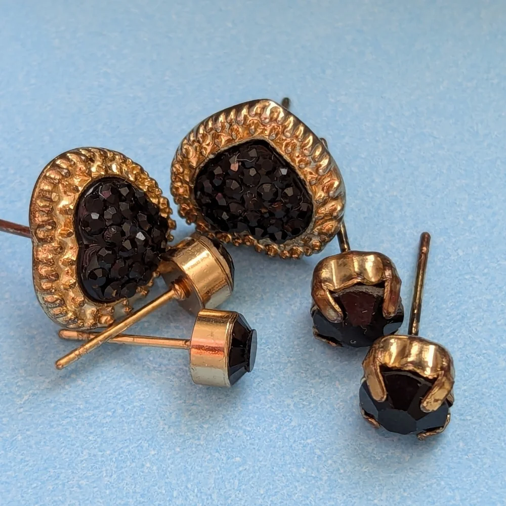 ♥️ 🖤 Vintage 3 Pierced Earrings Goldtone Dark Red Heart Stud Rhinestones